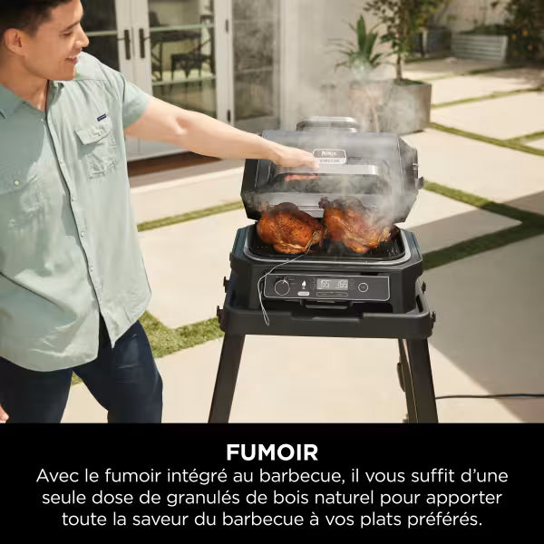 Barbecue électrique et fumoir Ninja Woodfire Pro XL avec thermosonde Smart Cook, support et housse